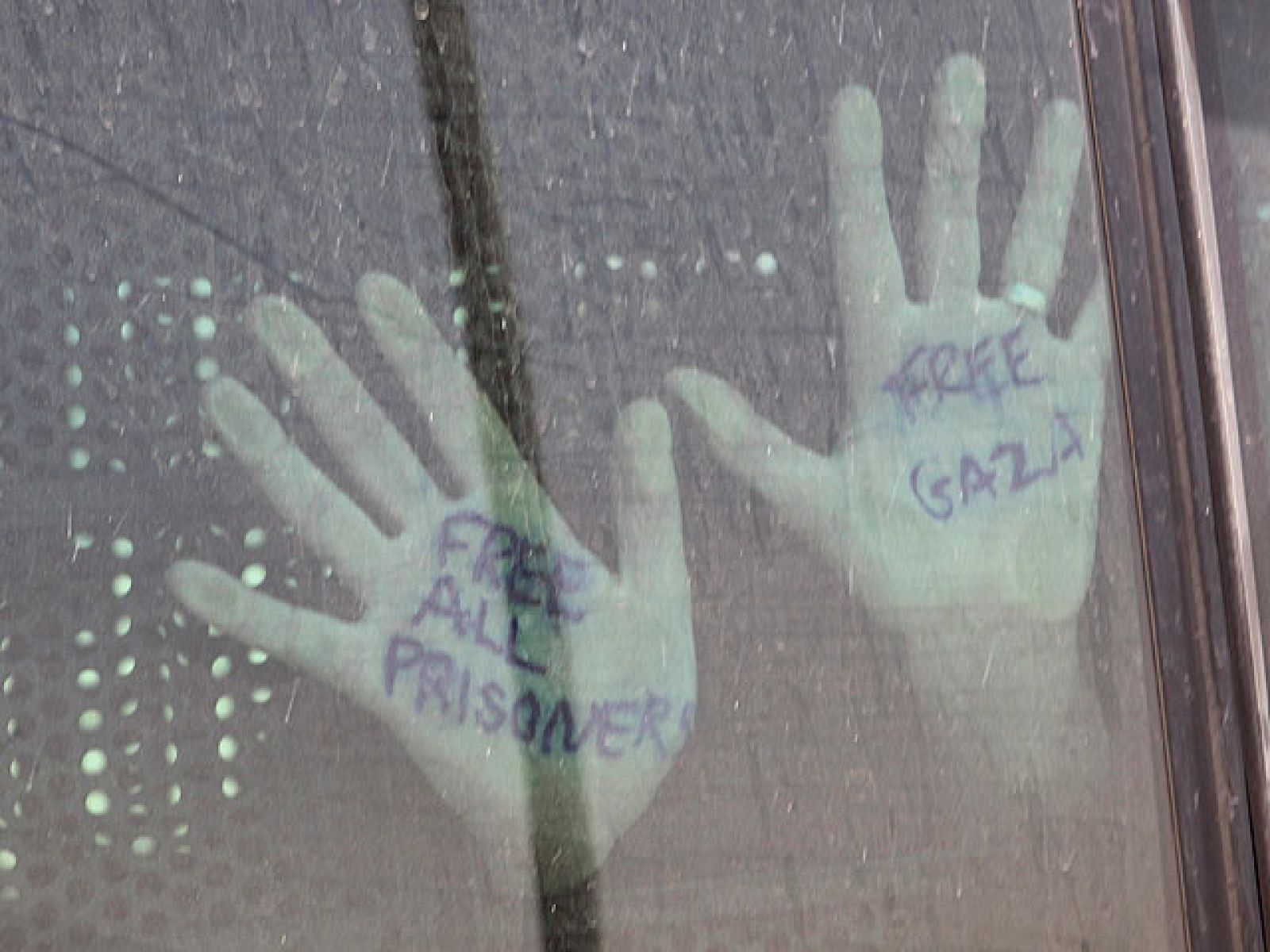 Los cooperantes detenidos en Israel han comenzado a regresar a sus casas. Israel ha cedido a las presiones internacionales y deportará a los más de 680 arrestados sin necesidad de juicio previo.