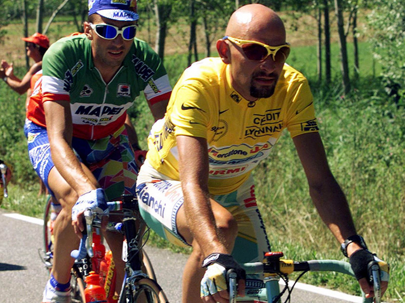 El ciclista italiano apodado 'El Pirata', Marco Pantani, fue el vencedor del Tour de Francia 98. En el podio le acompañaron Jan Ullrich y Boby Julich.