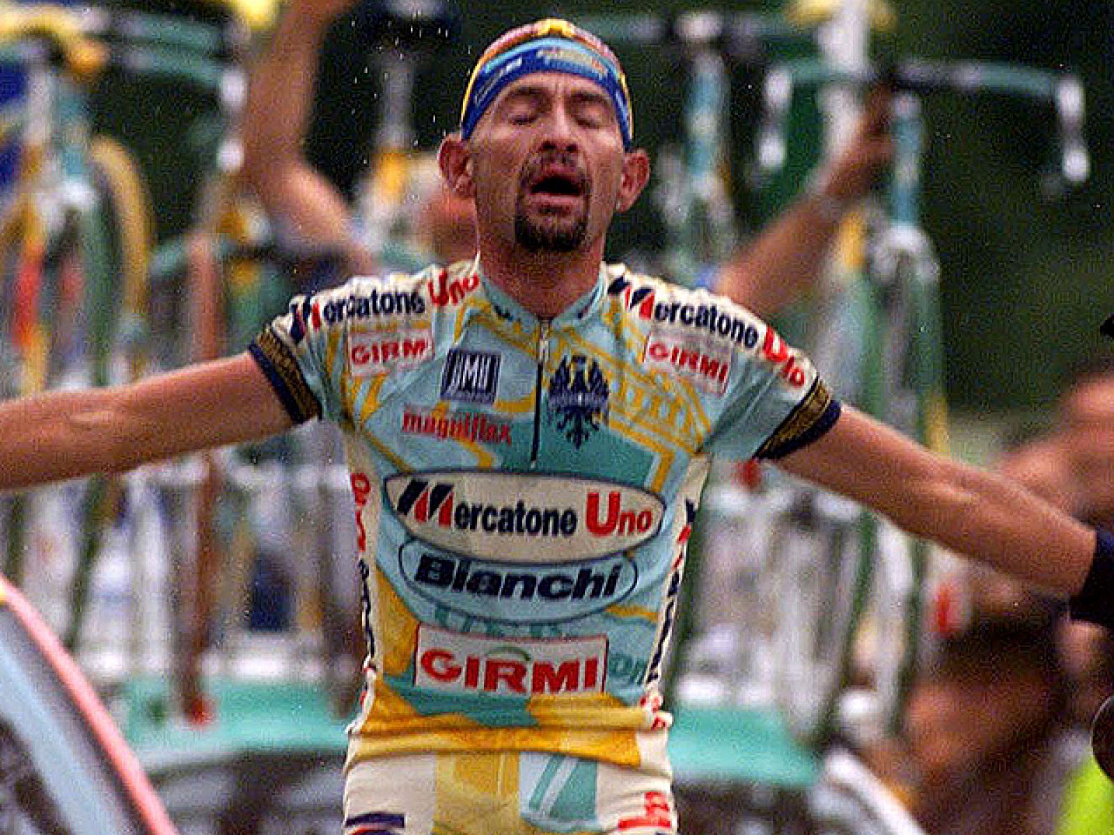 El Tour de 1998 fue un caos bajo el signo del dopaje. Siete equipos expulsados, directores y médicos encarcelados, etc. Lo único que se salvó fue la actuación de Marco Pantani. Un campeón como los de antes, de los que atacaban al principio de la eta