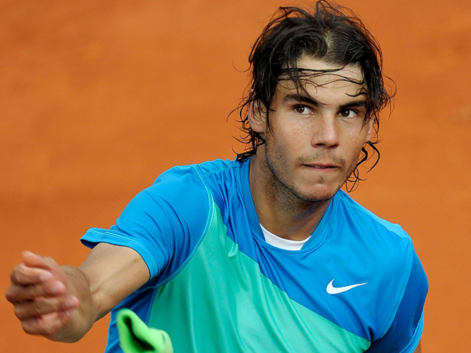 Una penalización señalada a Rafa por pedrida de tiempo durante el primer set no sentó nada bien al manacorense.