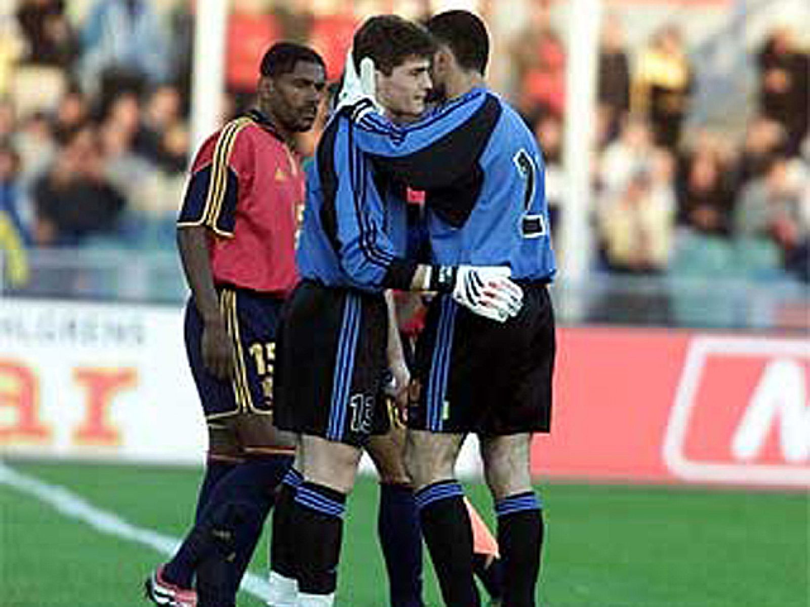 El 3 de junio del 2000 debutó en Suecia, de la mano de Camacho, un jovencísimo portero de Móstoles. Hoy, aunque será suplente, cumple 10 años al frente de un combinado del que además es su capitán.