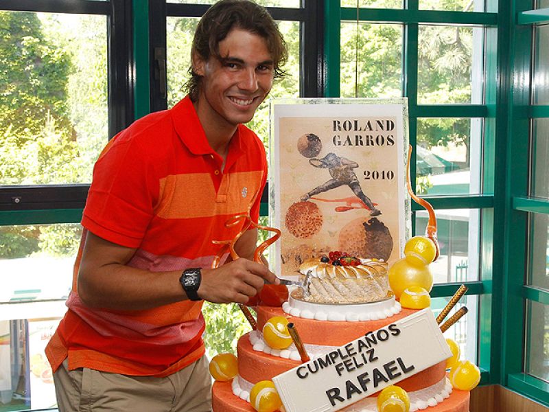 Rafa Nadal se come la tarta de su 24 cumpleaños