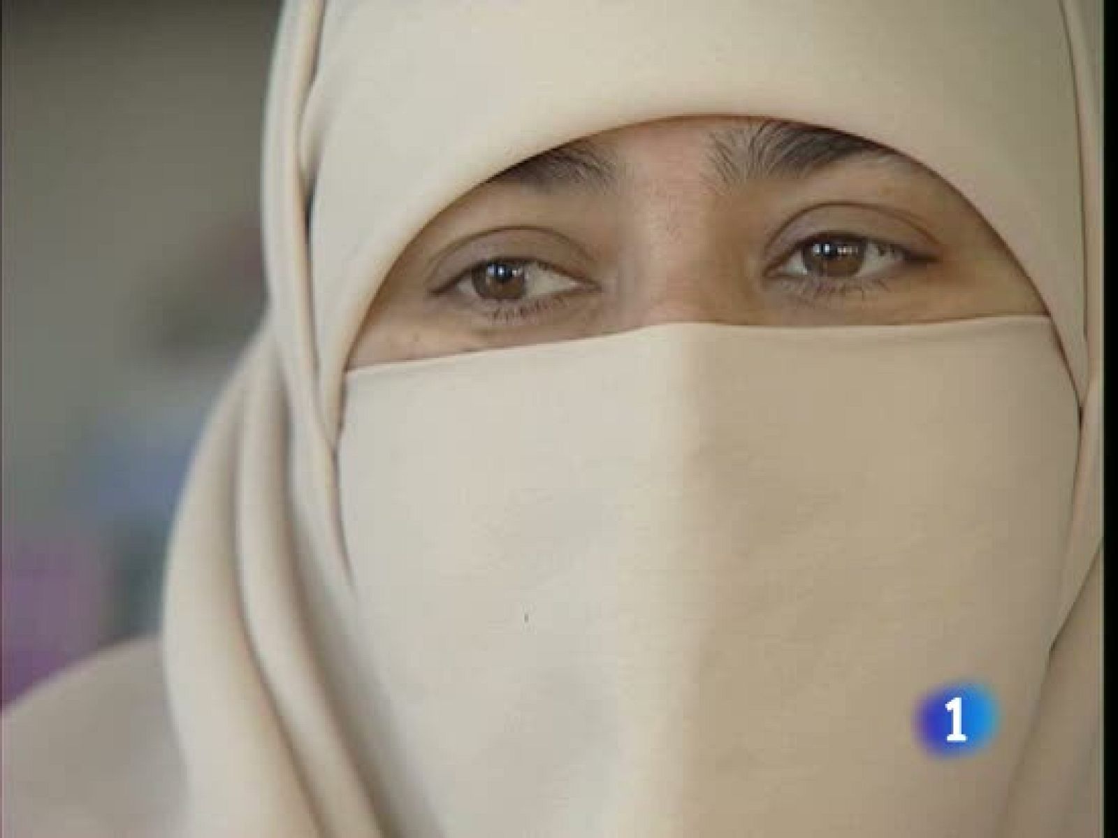 Hablamos con una de las mujeres a las que afectaría la prohibición de usar 'niqab' | Ver