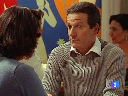 Amar en tiempos revueltos - Salvador humilla a Cristina