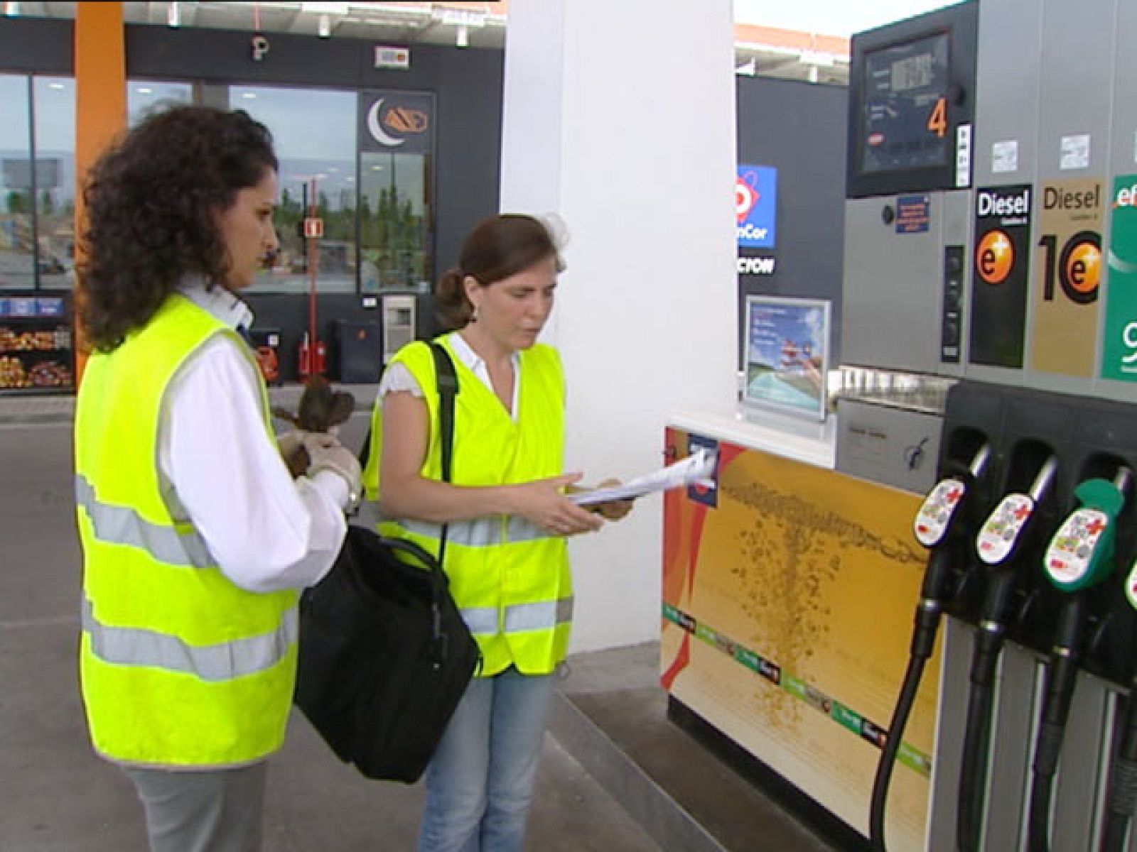 Para evitar fraudes, inspectores de Industria visitan periódicamente y sin avisar las gasolineras | Ver