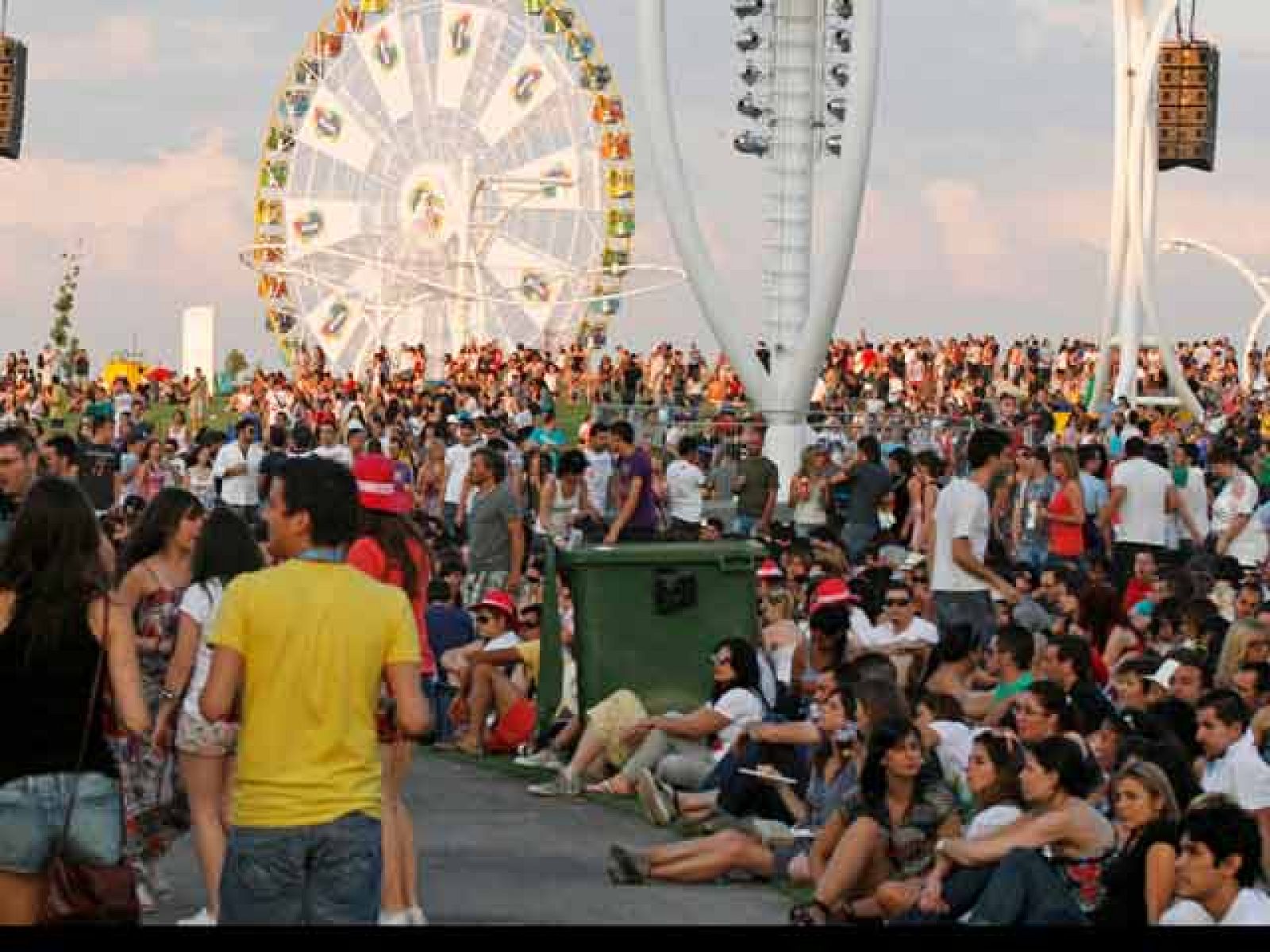 Los fans esperan a Calle 13, Rihanna y Shakira | Ver