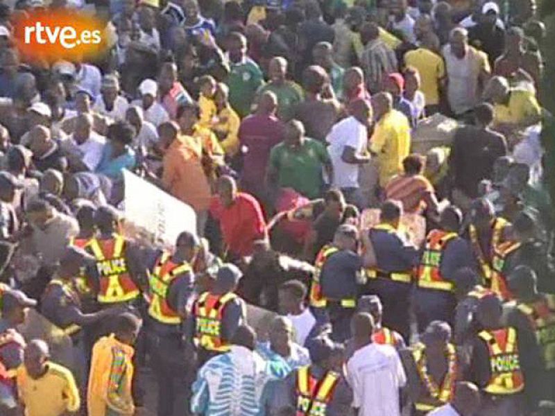 Al menos 25 personas resultaron heridas este domingo en Johannesburgo cuando miles de aficionados intentaron entrar en el estadio Majulong para ver el amistoso entre las selecciones de fútbol de Nigeria y Corea del Norte.