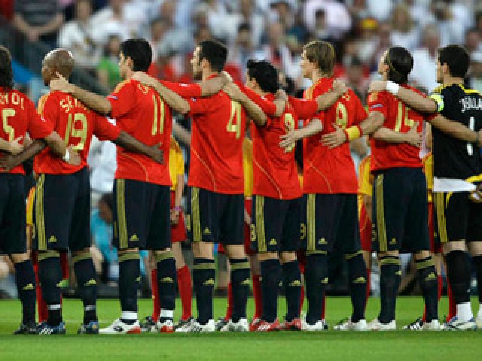 Versión íntegra de la película 'El alma de la Roja', un repaso a la historia de la selección española de fútbol y un homenaje a todos los jugadores que han vestido la camiseta nacional, visto por los propios protagonistas y dirigido por el director S