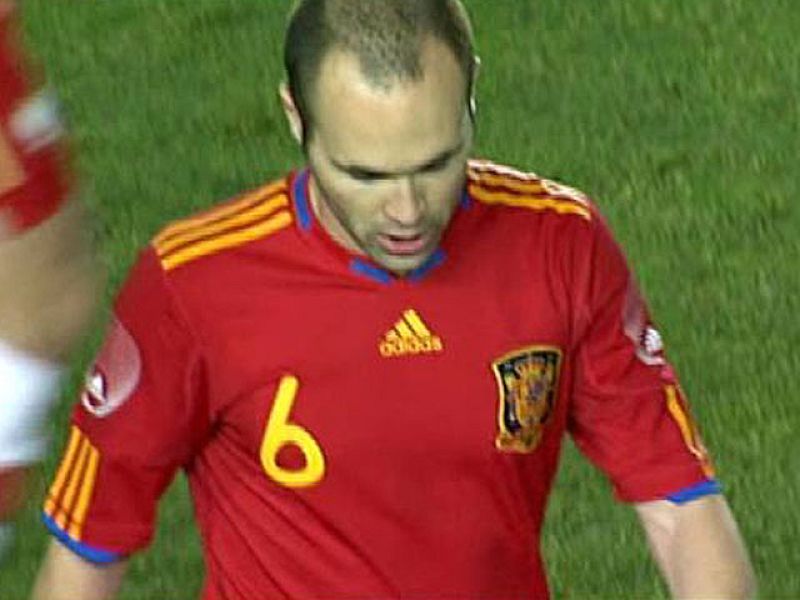 Iniesta se retira con molestias