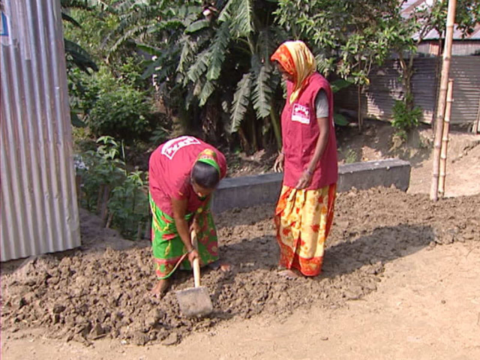 Un programa financiado por la UE da nuevas oportunidades a las mujeres abandonadas de Bangladesh | Ver