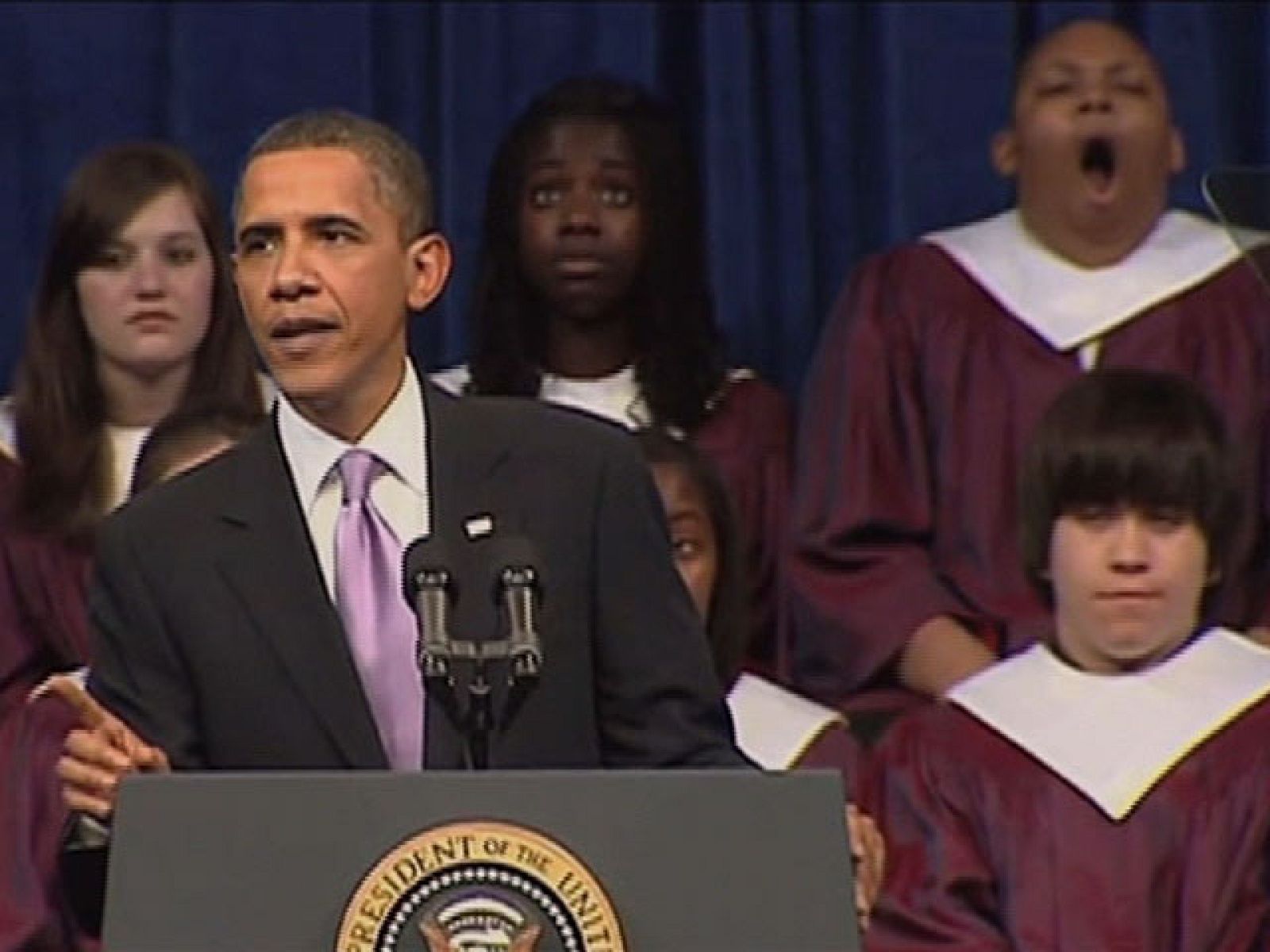 Un estudiante se duerme en pleno discurso del presidente Obama | Ver