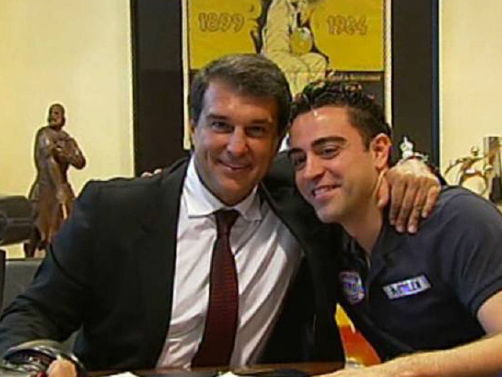 Xavi renueva hasta 2016 | Ver