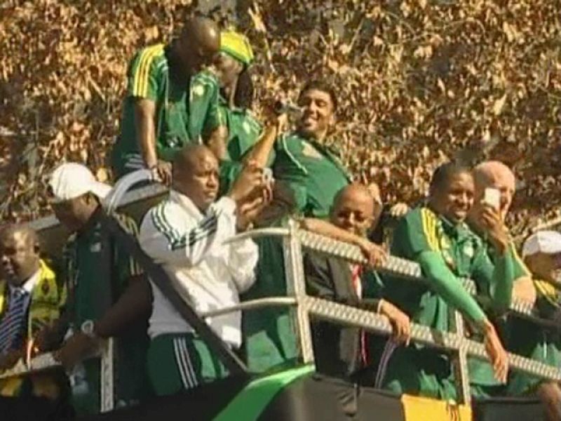 Miles de personas han bailado, gritado y han hecho sonar sus vuvuzelas, al paso del autobús que llevó a los Bafana Bafana a recorrer la ciudad de Johanesburgo.