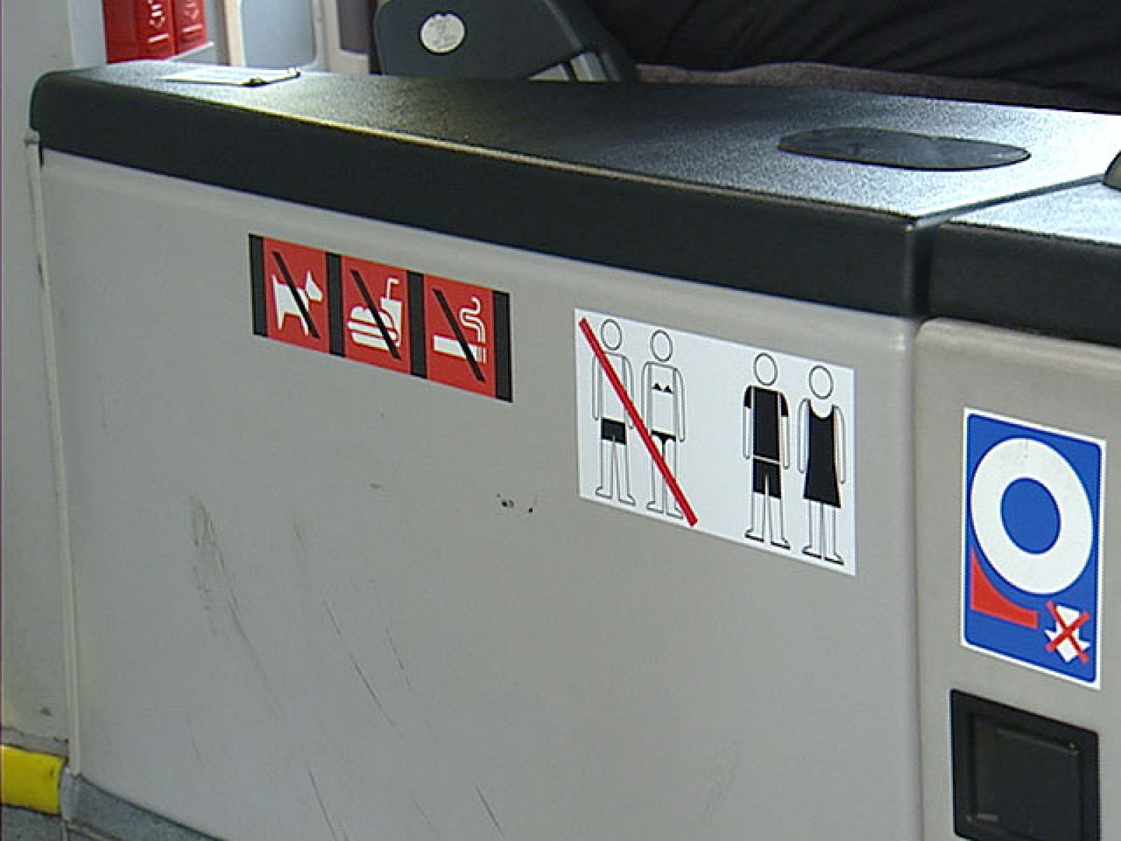 Pasear por Barcelona sin camiseta nos puede costar a partir de ahora 120 euros | Ver