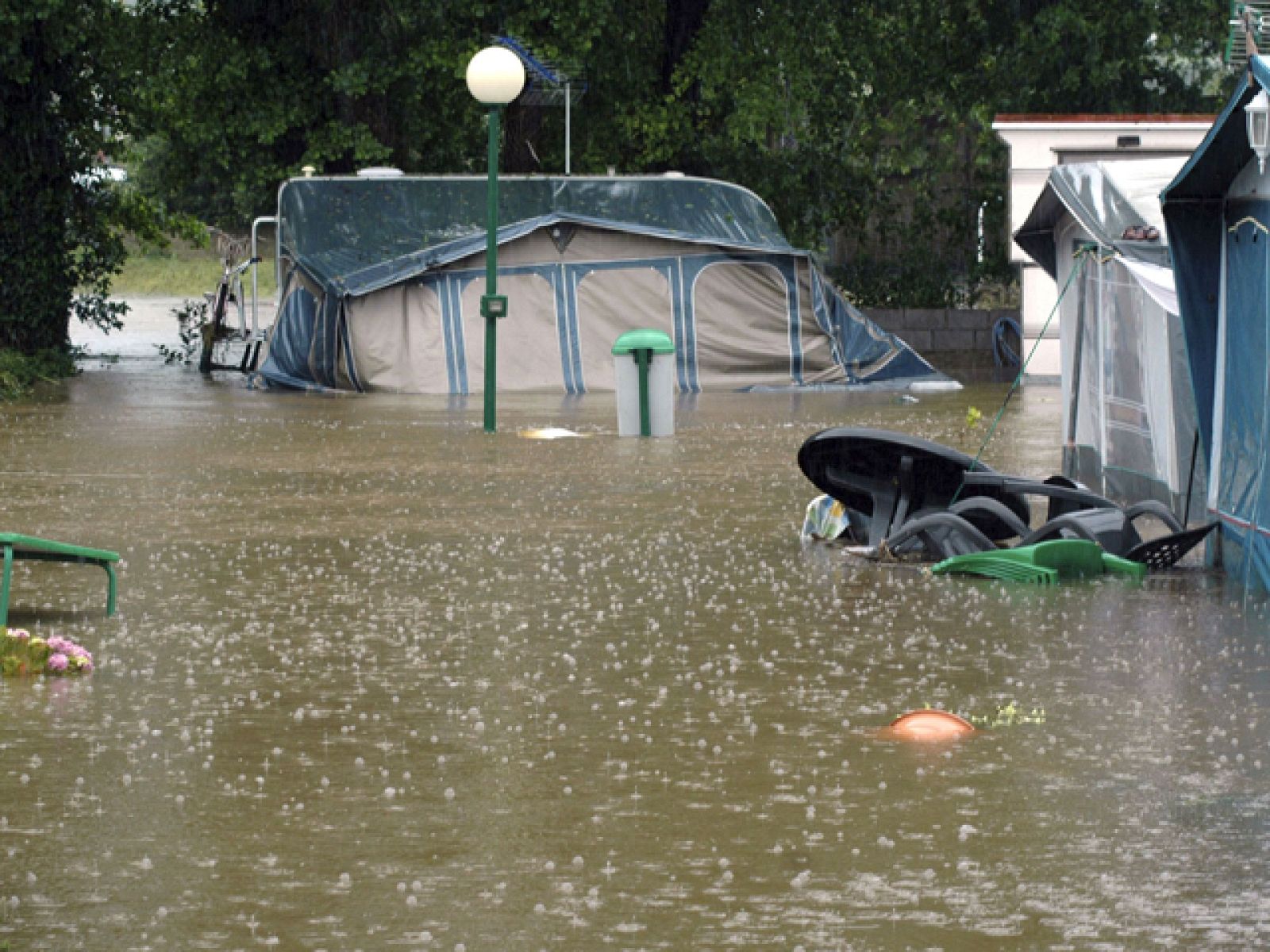 Alerta amarilla en Asturias y Cantabria por fuertes lluvias y grandes olas