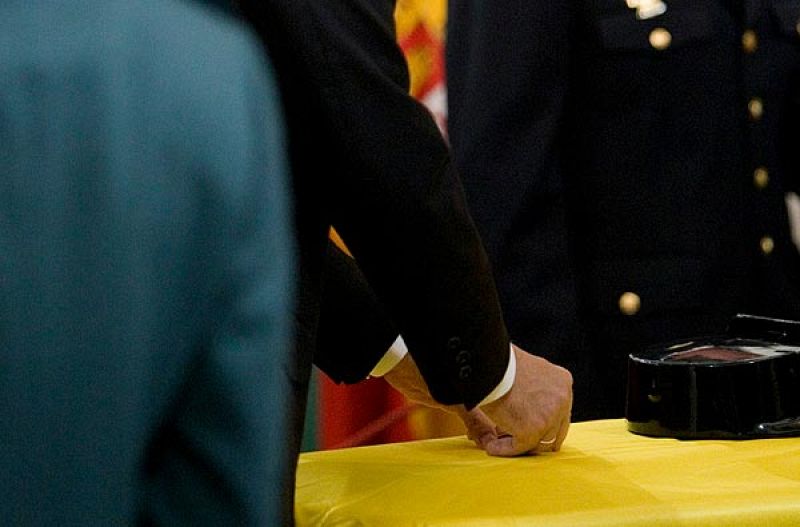 Numerosas personalidades políticas visitan la capilla ardiente de Piñuel Villalón