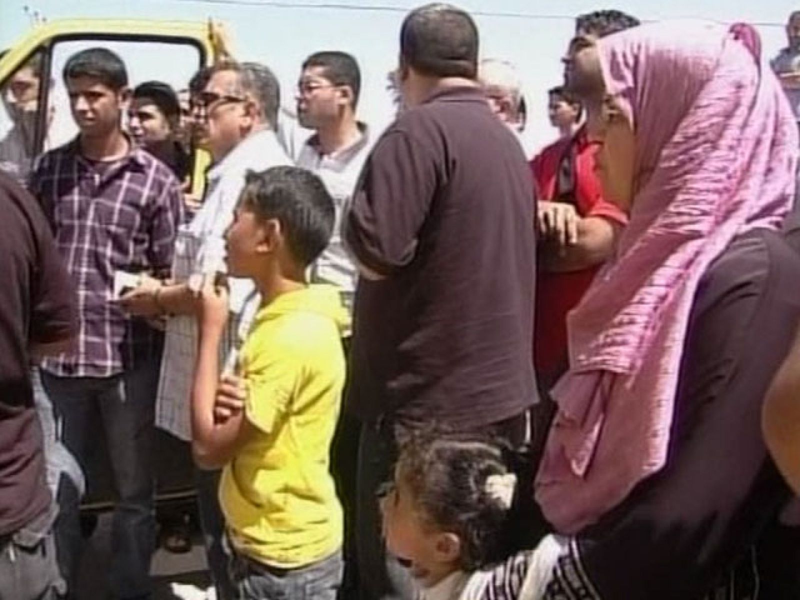 En el paso de Rafah que une Gaza con Egipto se concentran miles de palestinos | Ver