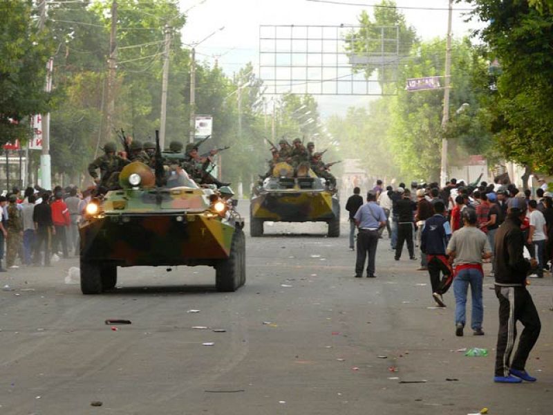 Decenas de muertos en disturbios étnicos en Kirguistán | Ver