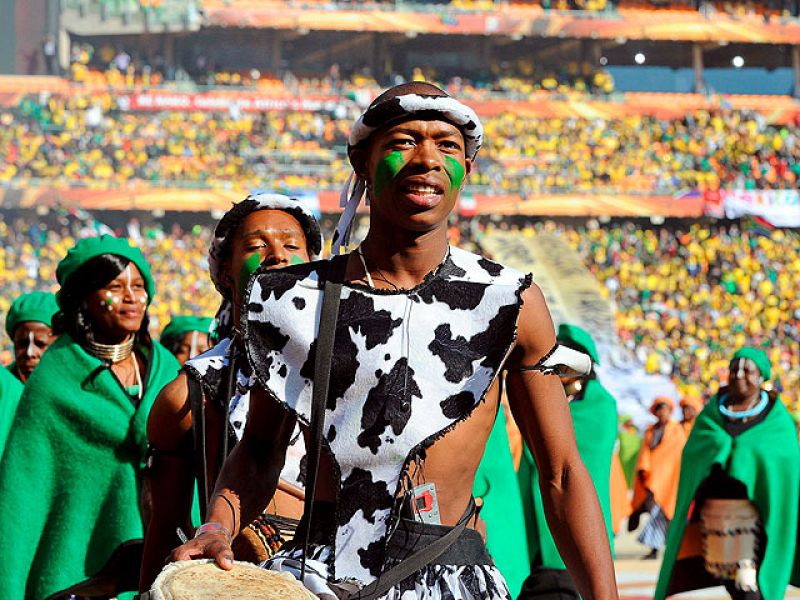 Con la ausencia de Nelson Mandela por la repentina muerte de su bisnieta, el Mundial ha arrancado en Sudáfrica con una gran ceremonia de inauguración.