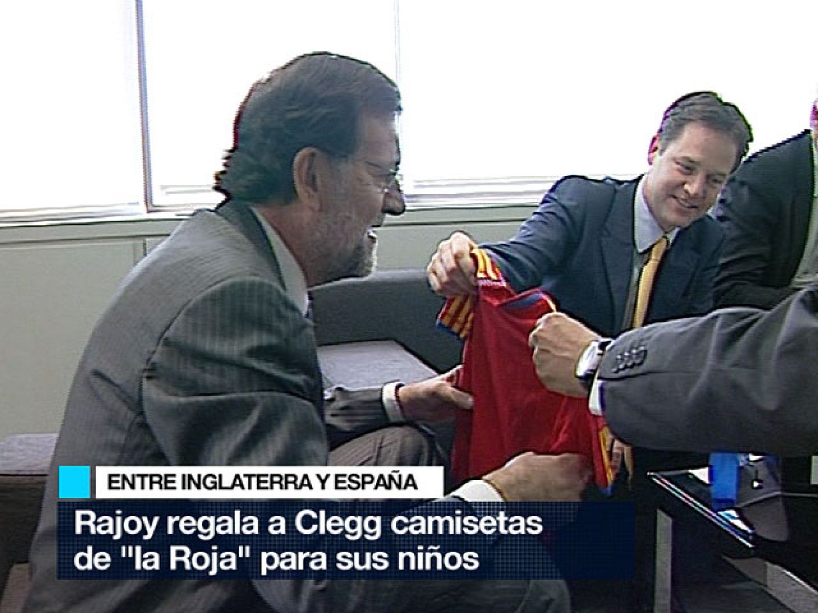 Mariano Rajoy aprovecha su encuentro con Nick Clegg para regalarle camisetas de la 'roja' | Ver