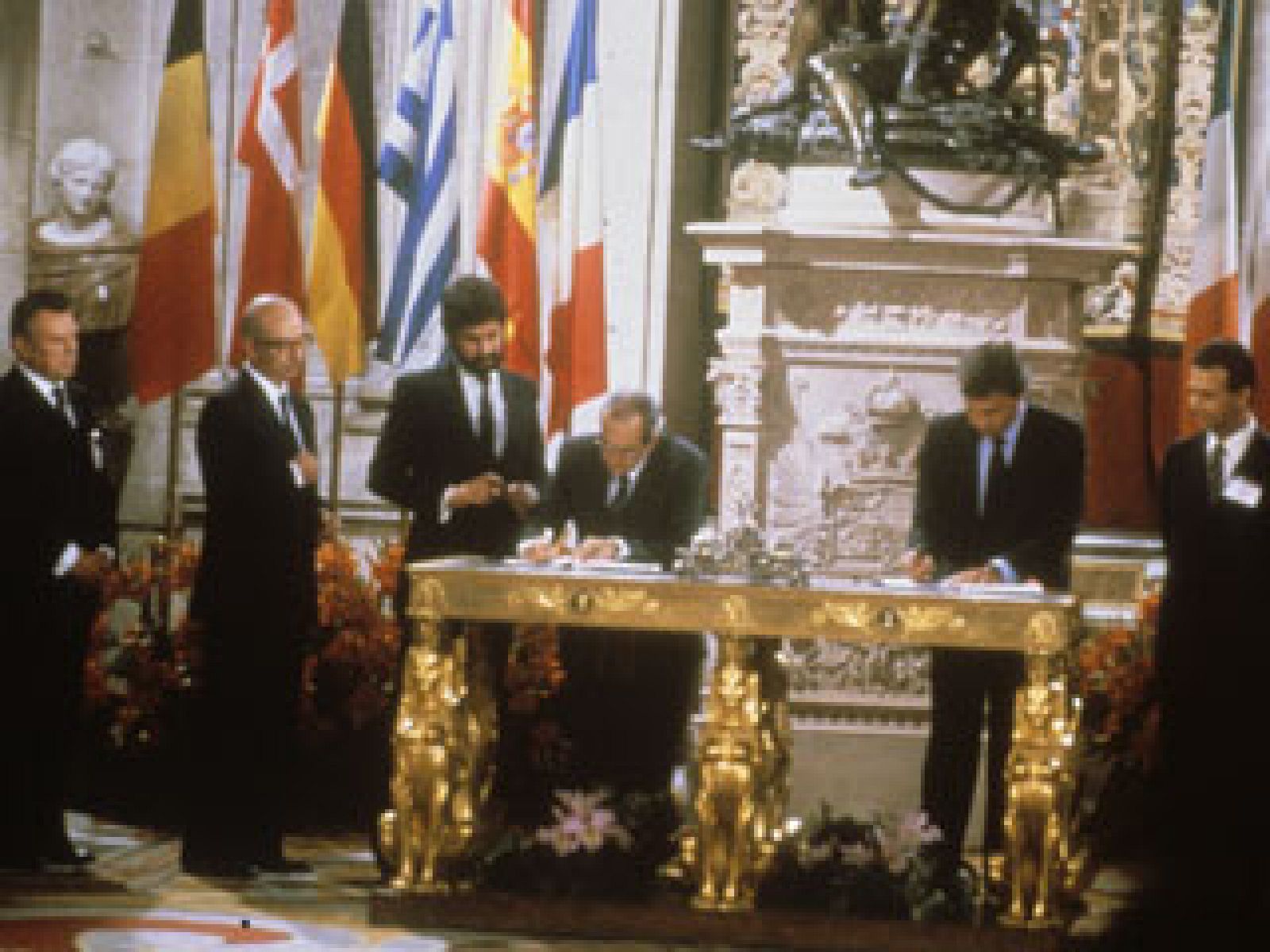 El 12 de junio de 1985 España y Portugal firmaban el Tratado de Adhesión a la CEE. Ahora se cumplen 25 años en los que ambas sociedades han cambiado radicalmente en su forma de pensar, pero también han visto cómo los dos países sufrían una transforma