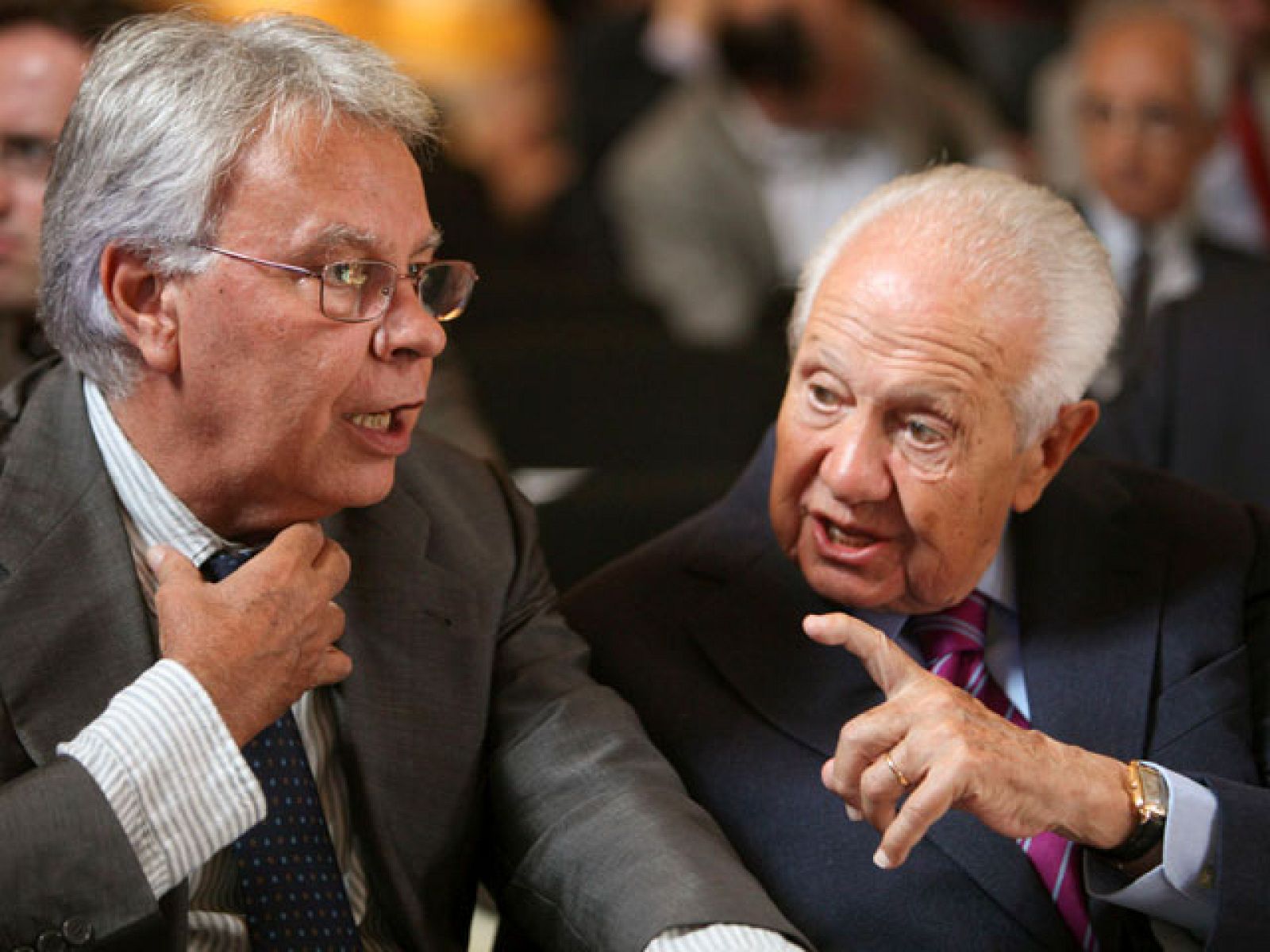 España y Portugal han cumplido 25 años como miembros de la Unión Europea. Informe Semanal repasa cómo se han beneficiado ambos países de la mano de los protagonistas que en aquel entonces lograron llevar a buen término las negociaciones.