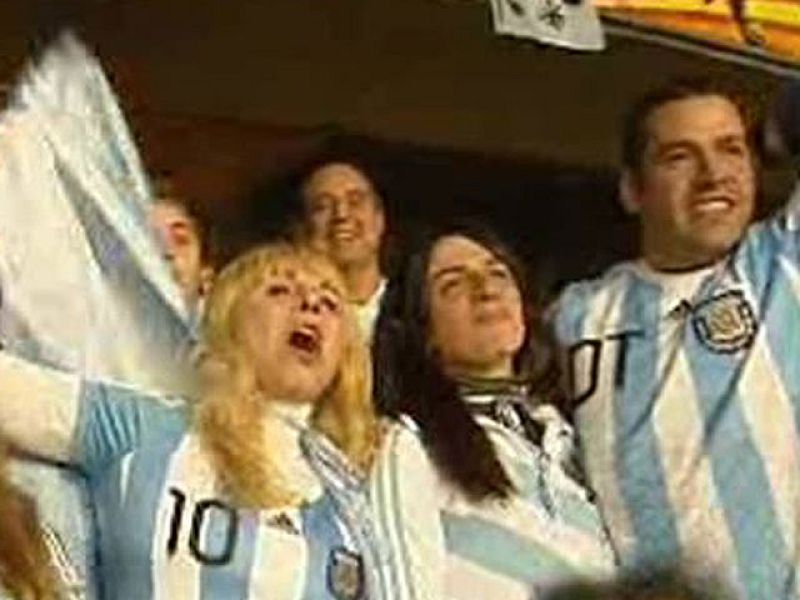 La familia de Diego Maradona ha estado presente en el debut del 'Pelusa' como técnico de Argentina en un Mundial.