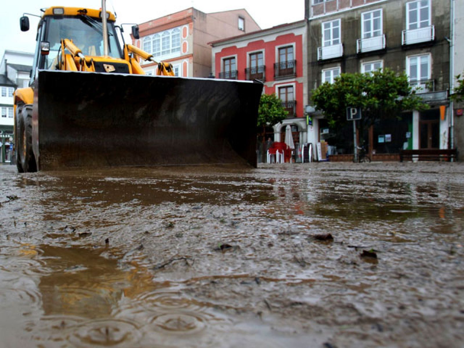 Cortada la principal vía de comunicación entre Asturias y Galicia
