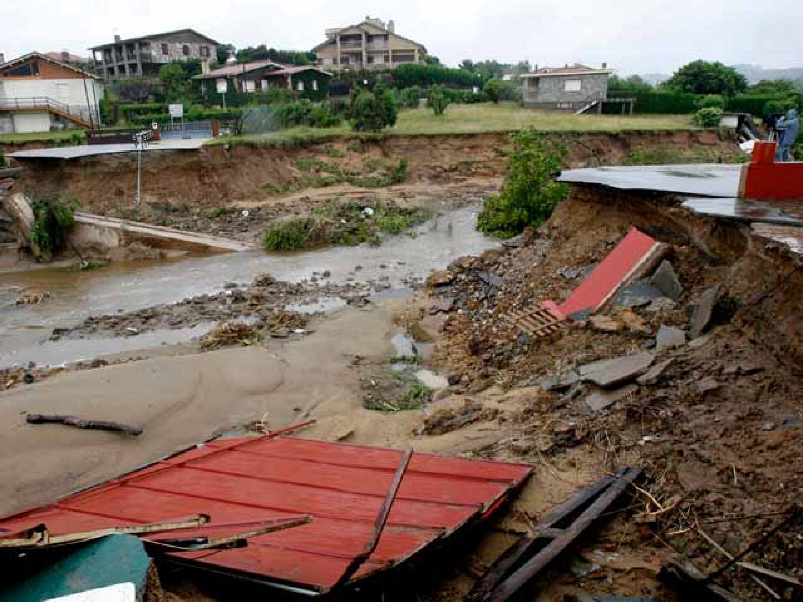 Mientras se bombea el agua, se busca la solución definitiva a la inundación de la N-634 | Ver