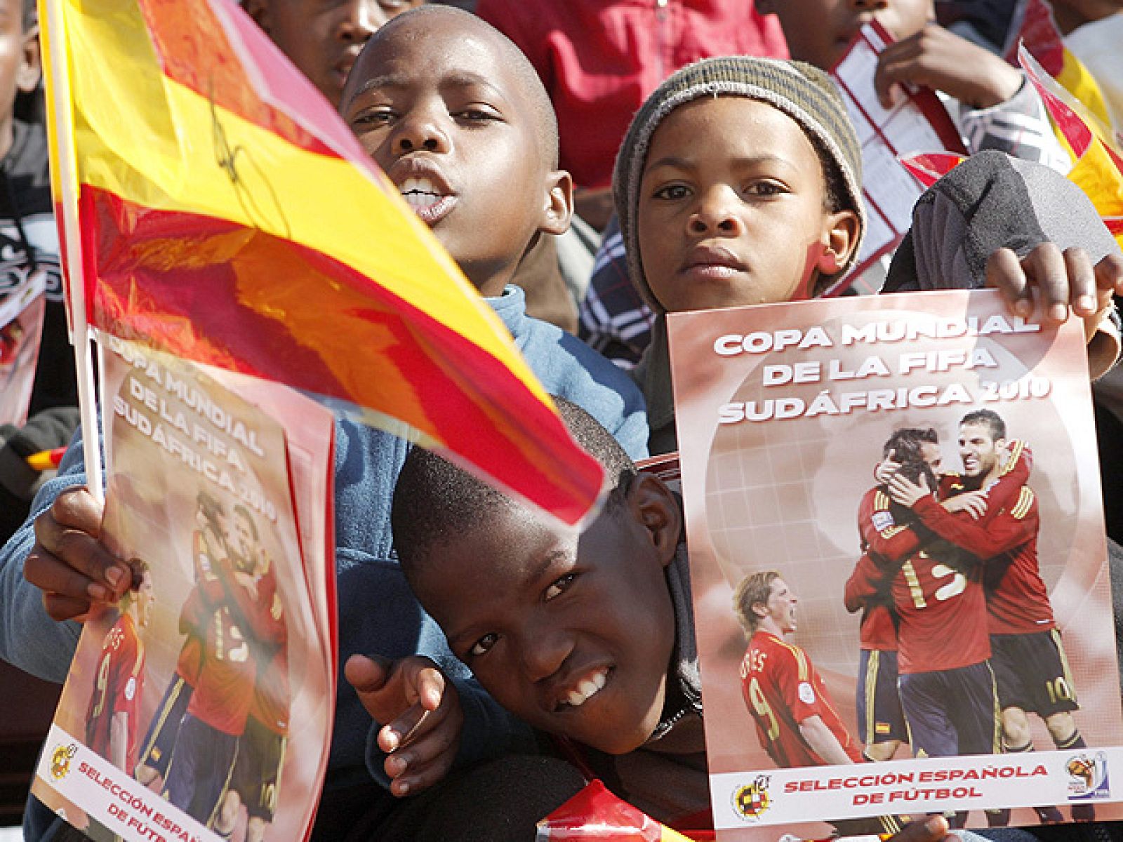 Los ciudadanos de 'Potch', la ciudad en la que se aloja la selección española de fútbol, se ha volcado con la 'Roja' e incluso ya ánima con cánticos típicamente españoles.