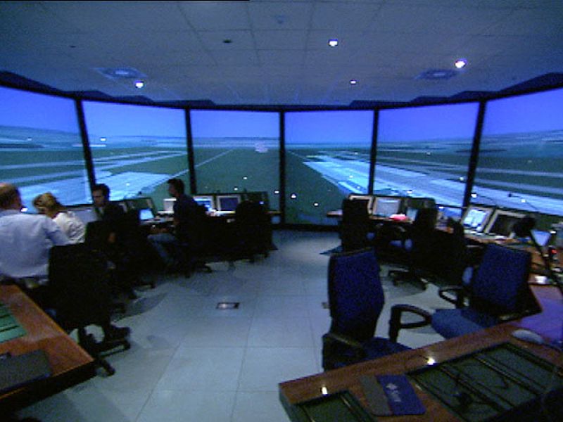Ya están listos los primeros operadores AFIS, que sustituirán a los controladores en aeropuertos con poco tráfico | Ver