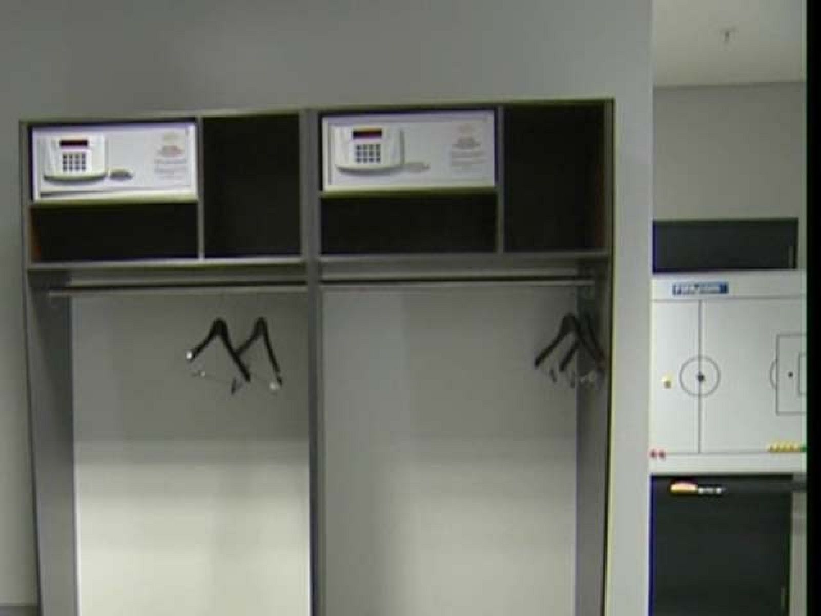 Cajas fuertes en lugar de taquillas en el vestuario de España | Ver