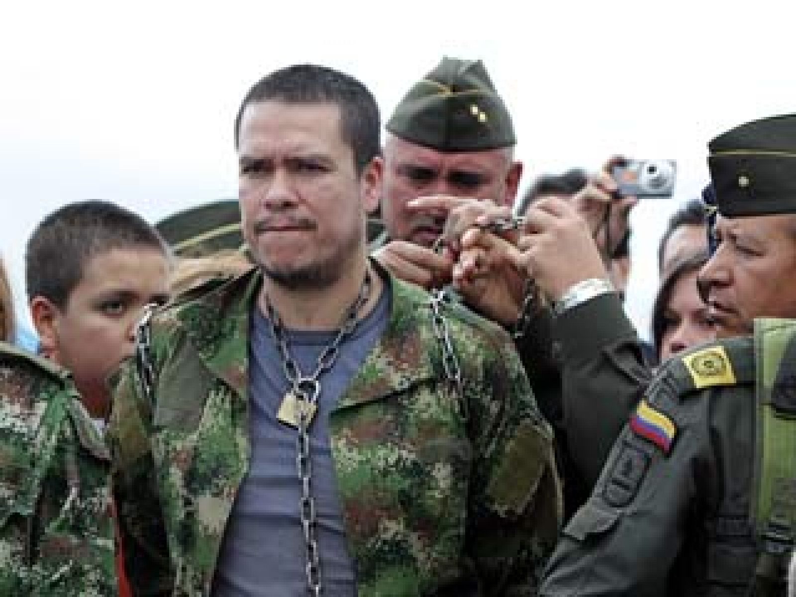 Los rehenes liberados por las FARC llegan al aeropuerto de Bogotá | Ver