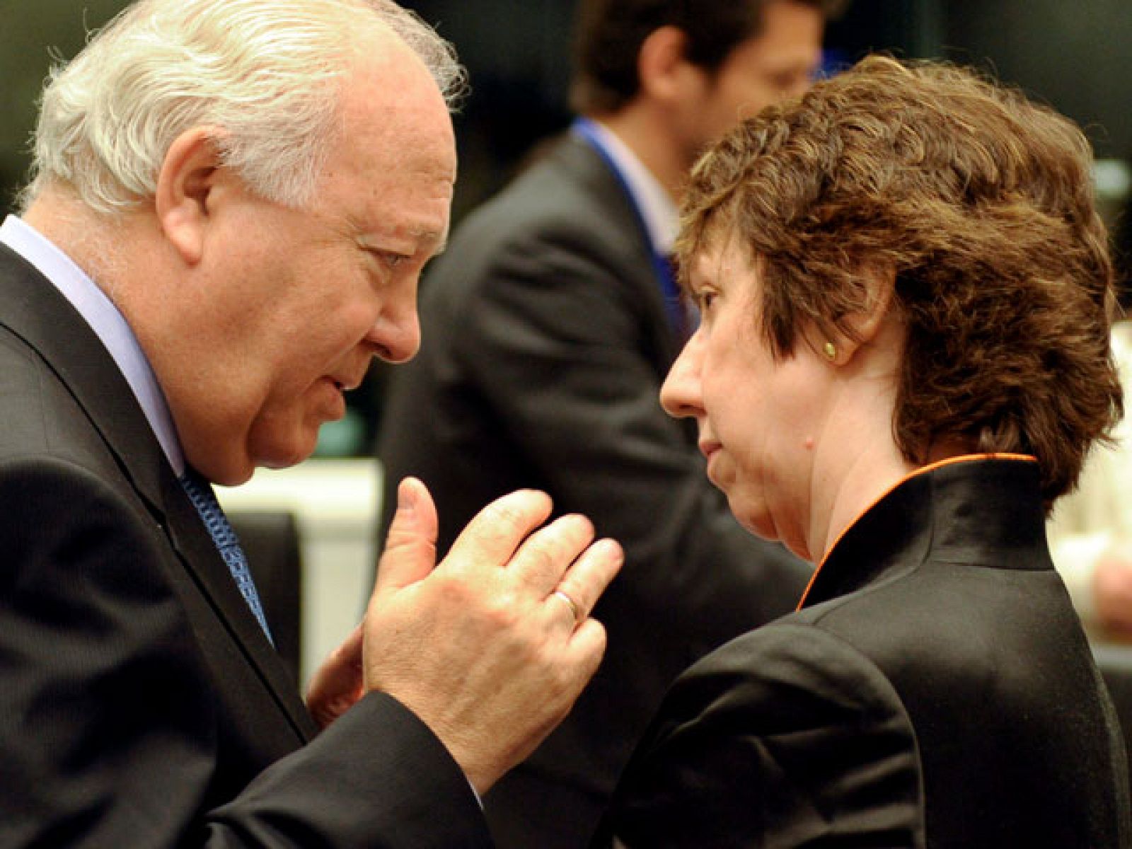 A petición de la Presidencia española se aplaza para dar tiempo a que fructifique el diálogo entre el régimen de Castro y la Iglesia cubana.