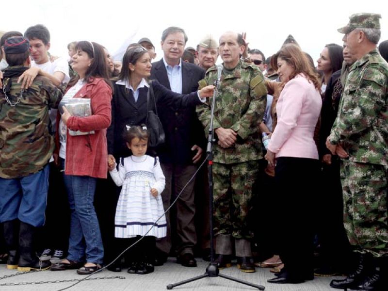 Los cuatro militares liberados por las FARC llegan a Bogotá | Ver