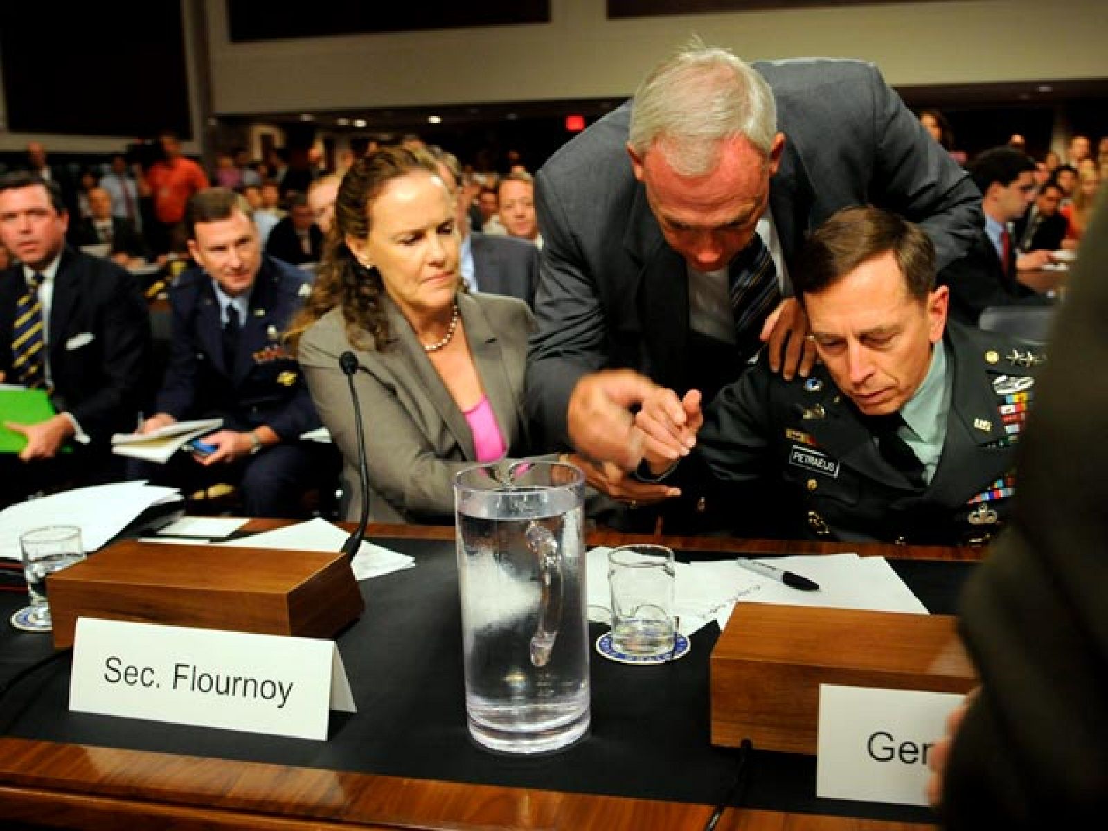 El jefe de las tropas de EE.UU. en Afganistán se desmaya durante una sesión en el Senado | Ver