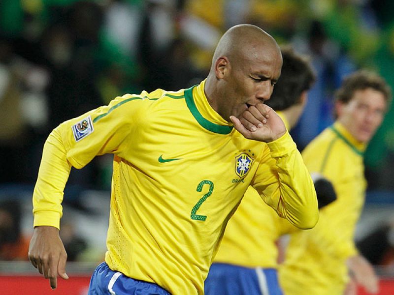 Brasil se impuso a Corea del Norte por 2-1 en un partido difícil para la 'canarinha', que tardó en romper la barrera defensiva asiática. Finalmente, dos golazos de Maicon y Elano le dieron la victoria a Brasil. Ji Yun Nam anotó el tanto del honor nor