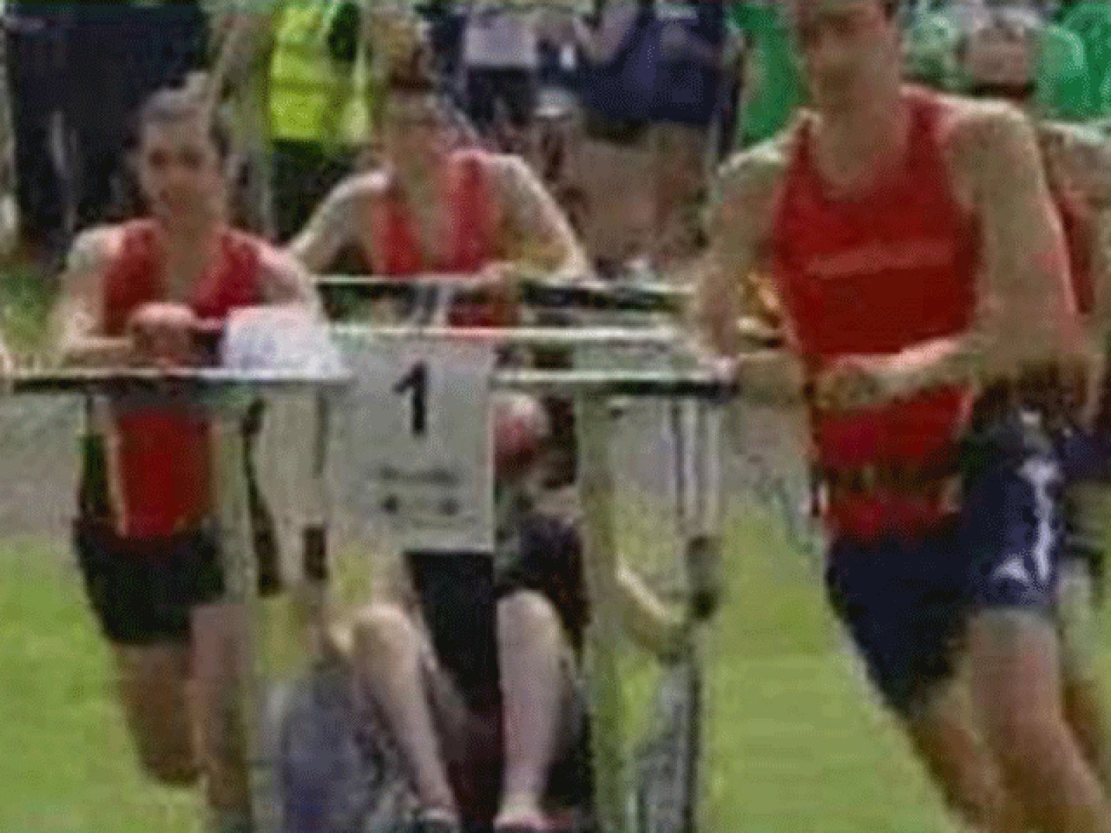 En Knaresboroug (Reino Unido) se celebra una curiosa competición en la que un equipo de 7 personas corren por llegar a meta con la cama a cuesta. Pero en esta carrera, seis integrantes del equipo son los que sufren, al tener que cargar con la cama,