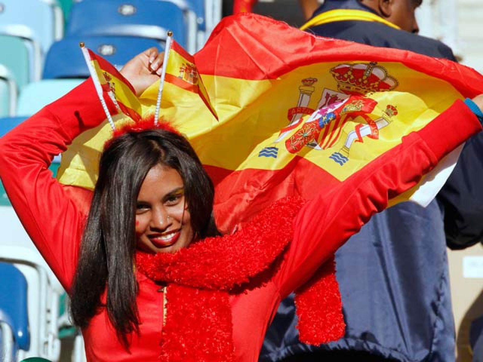 El grueso de los aficionados españoles ha llegado a Druban para animar a la selección española. No son muchos, entre 1500 y 2000, pero 'La roja' contará con muchos aficionados internacionales, africanos e indios en su mayoría.