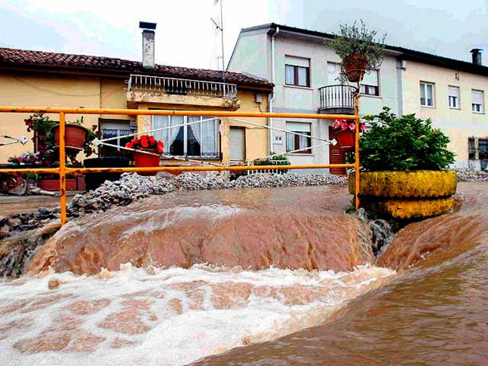Las fuertes lluvias provocan el desbordamiento de ríos en Cantabria y Asturias | Ver