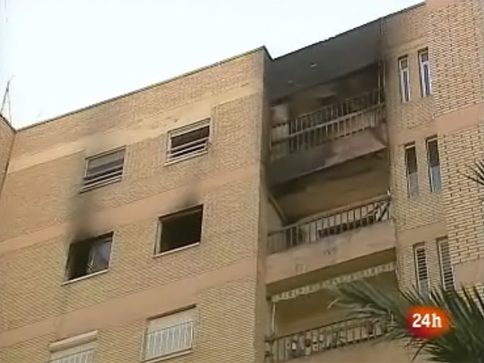 Rescatan a tres personas de un incendio en Almería