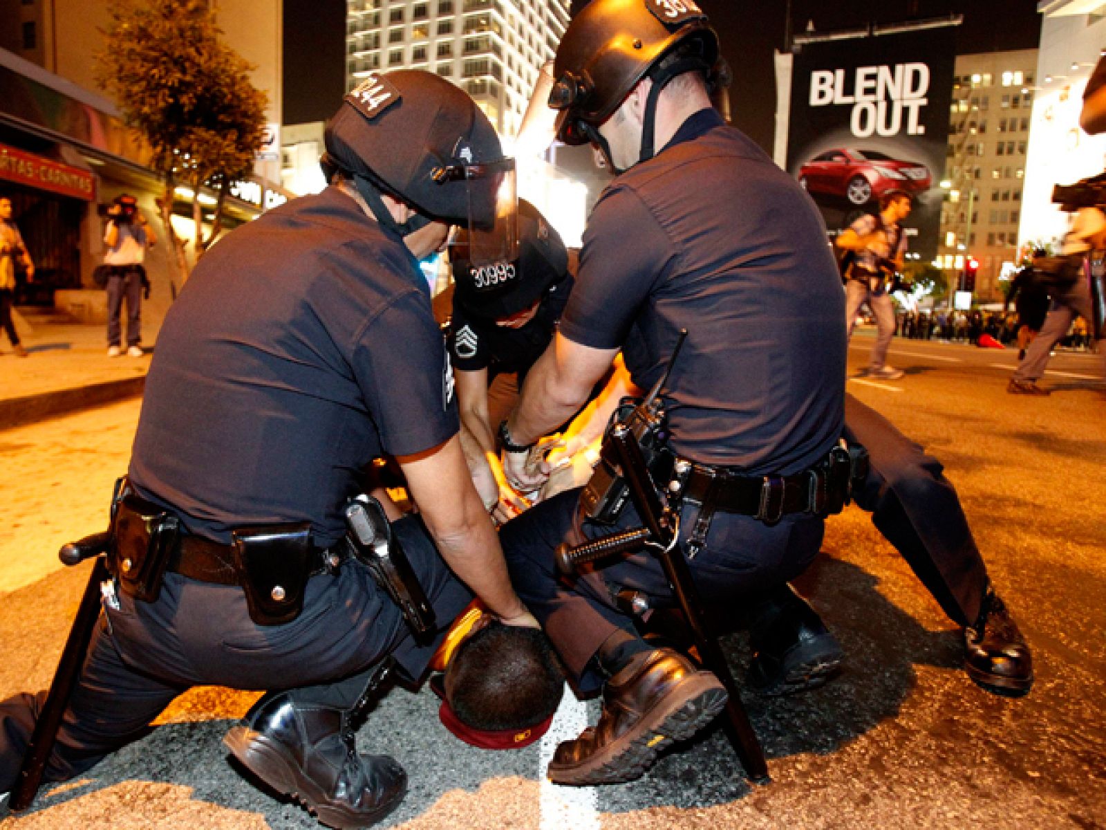 Los aficionados de Los Ángeles Lakers ha salido a las calles para celebrar el campeonato de la NBA que su equipo ha conseguido ante los Celtics de Boston.