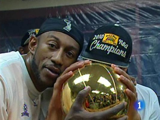 Baloncesto en RTVE - Mbenga (Lakers): "¡Viva Málaga!"