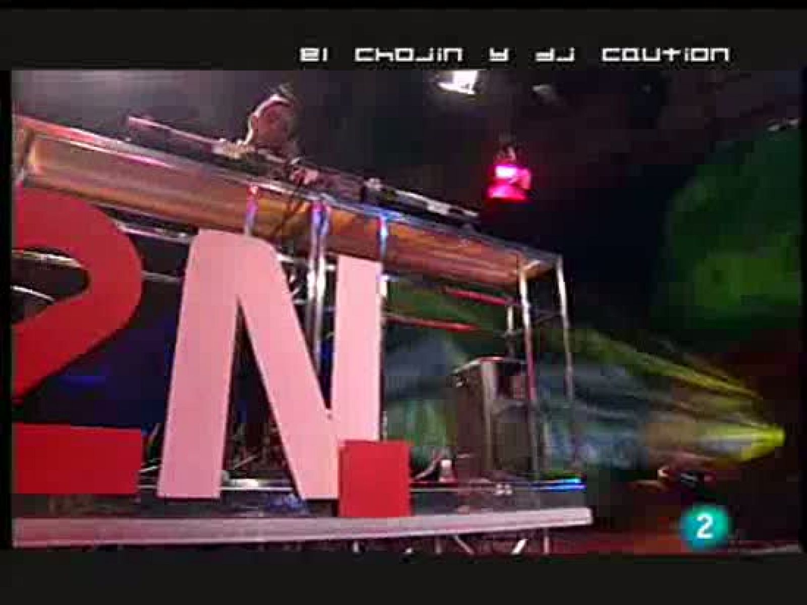 El rapero 'El Chojin' analiza a ritmo hip-hop las noticias de la semana en el programa La 2 Noticias.