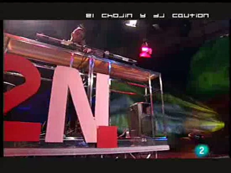 El rapero 'El Chojin' analiza a ritmo hip-hop las noticias de la semana en el programa La 2 Noticias.