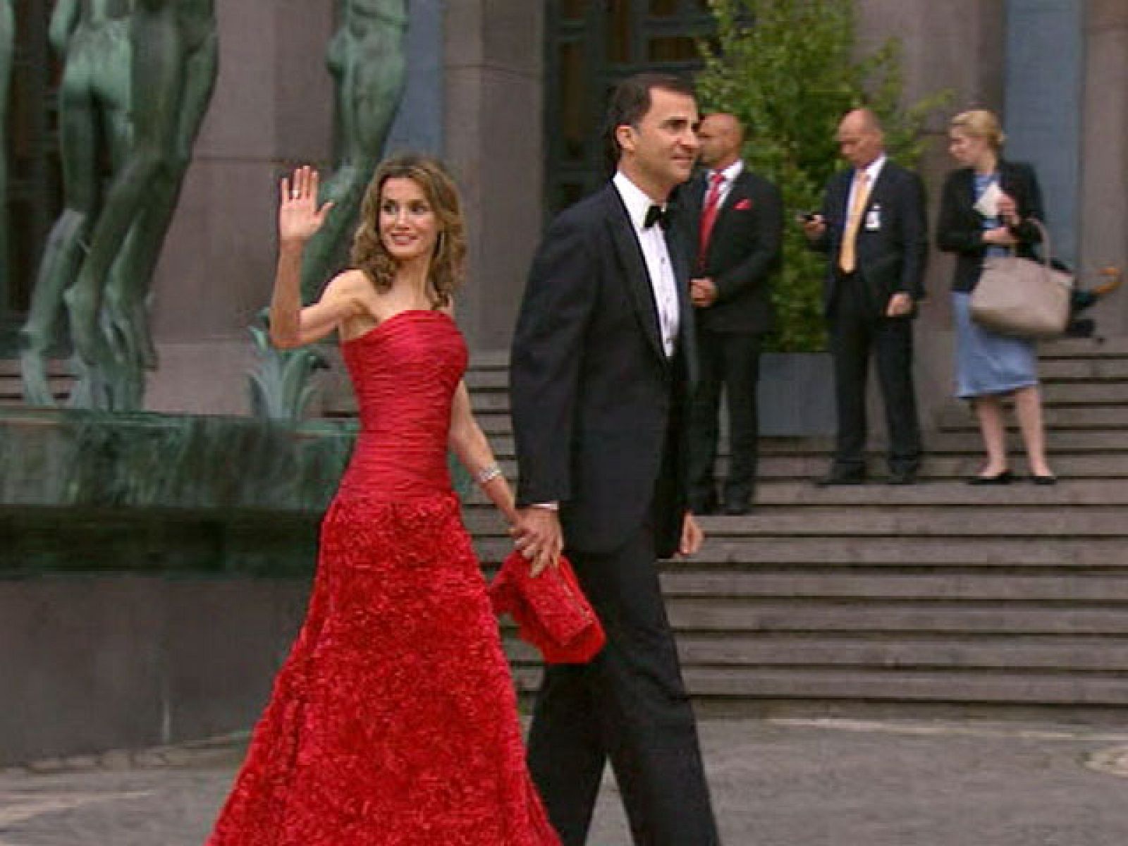 Los Príncipes de Asturias ya están en Estocolmo para asistir a la boda de la princesa Victoria | Ver