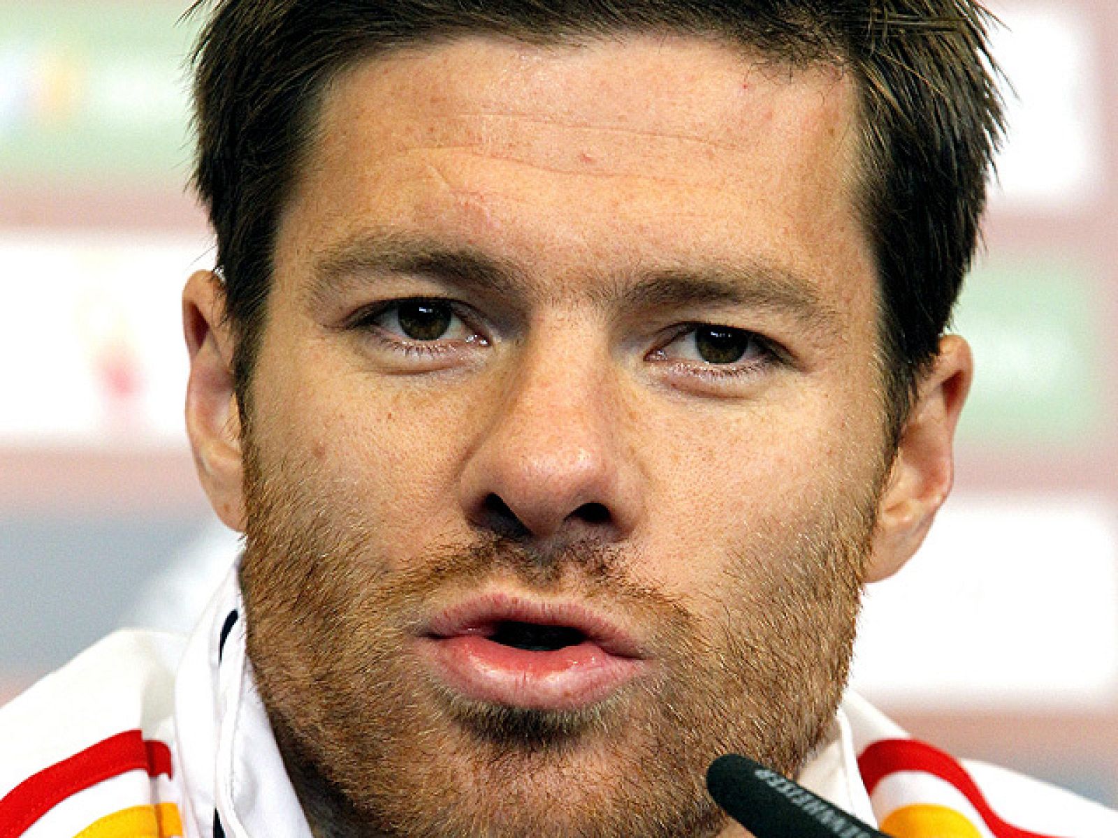 En una tarde fría en la que cientos de sudafricanos se han concentrado para ver el entrenamiento de España, Xabi Alonso ha asegurado que no van a "cambiar" su estilo futbolístico por la derrota ante Suiza. Por su parte, Piqué ha indicado que saldrán