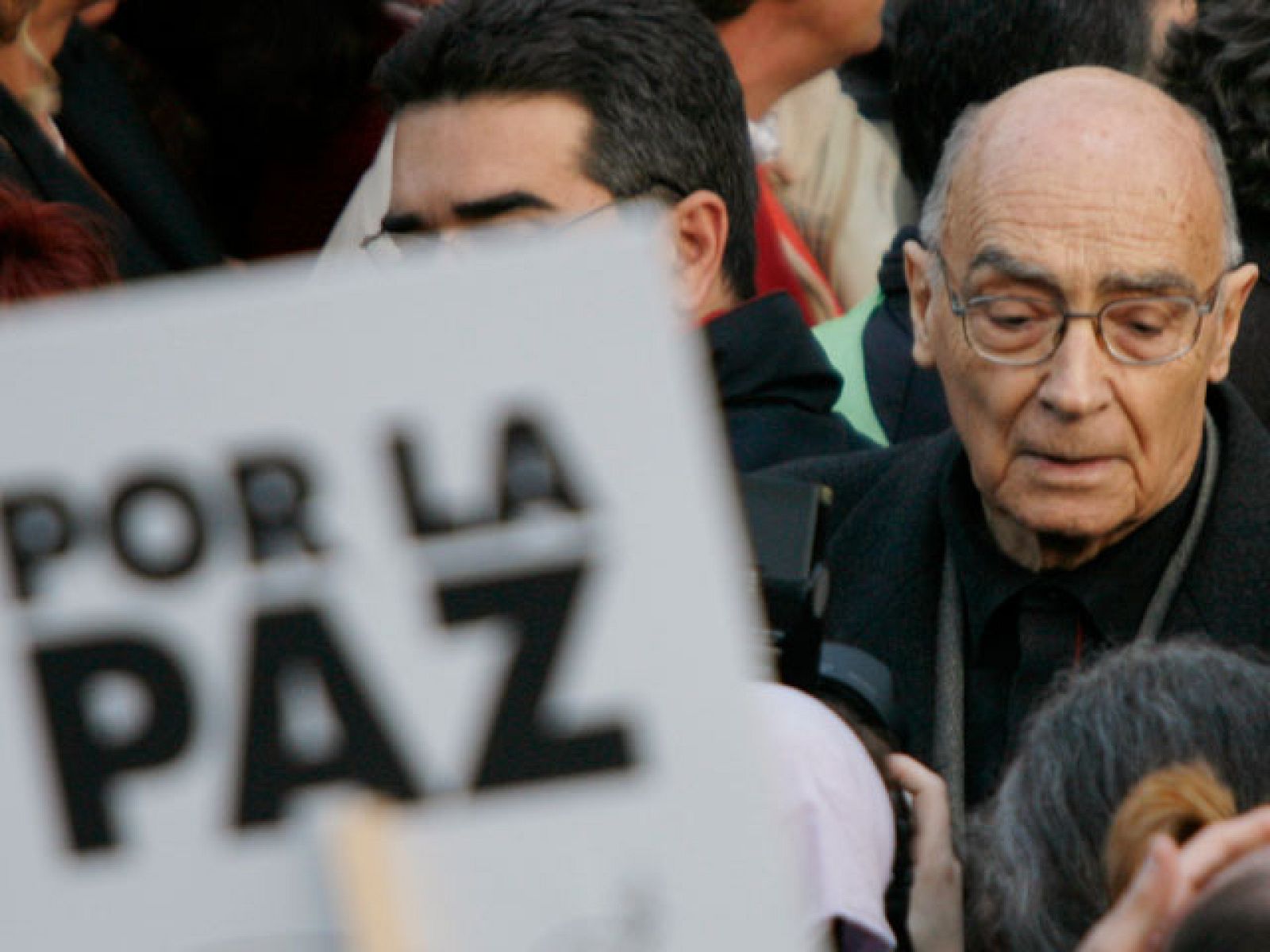 Imposible bucear en la vida de José Saramago sin mencionar su compromiso político | Ver