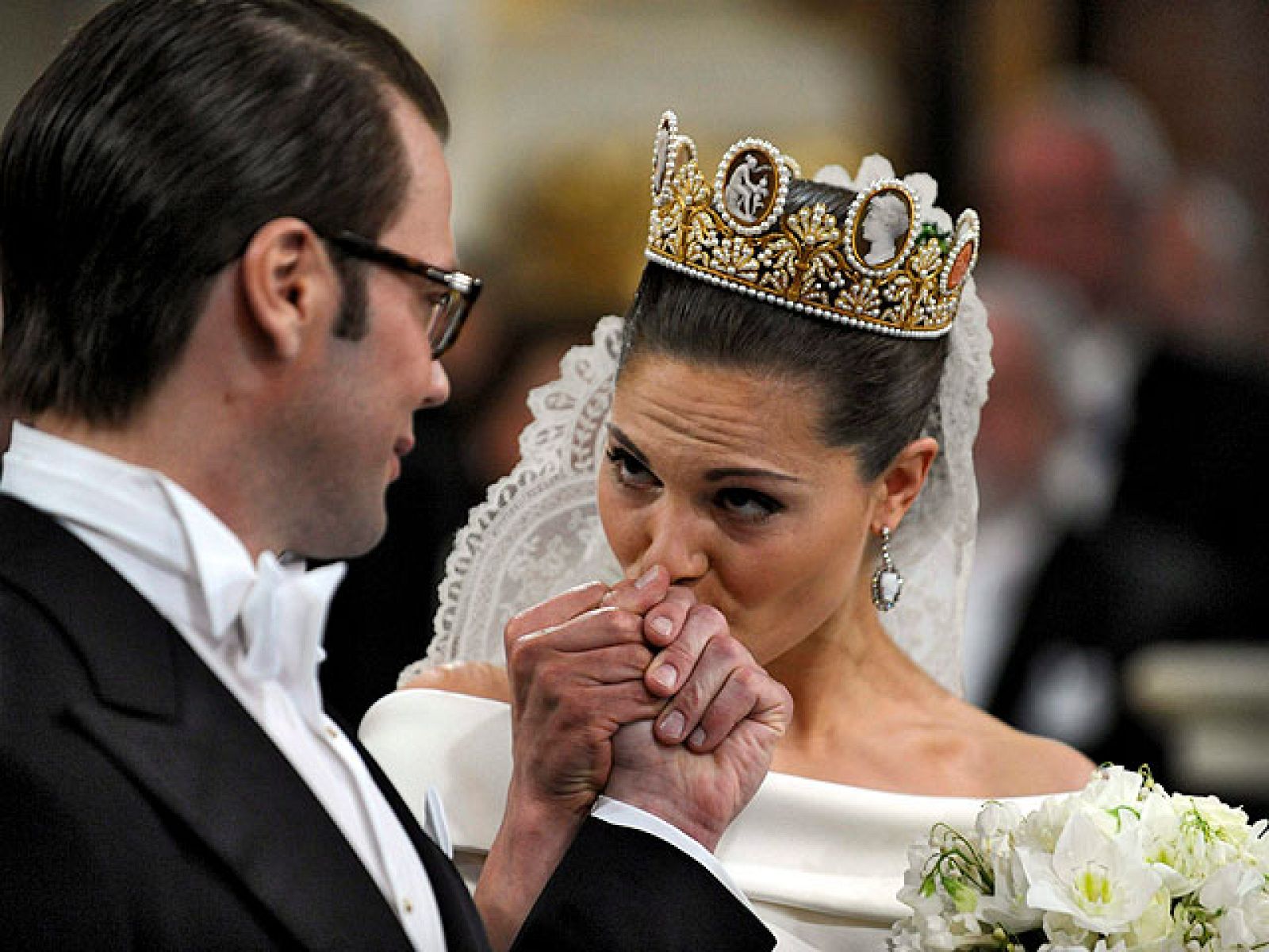 La princesa Victoria, heredera al trono de Suecia, ha contraído matrimonio con Daniel Westling en una emotiva ceremonia en la catedral de San Nicolás en Estocolmo. La Casa Real española ha acudido casi al completo, con la excepción del Rey Don Juan