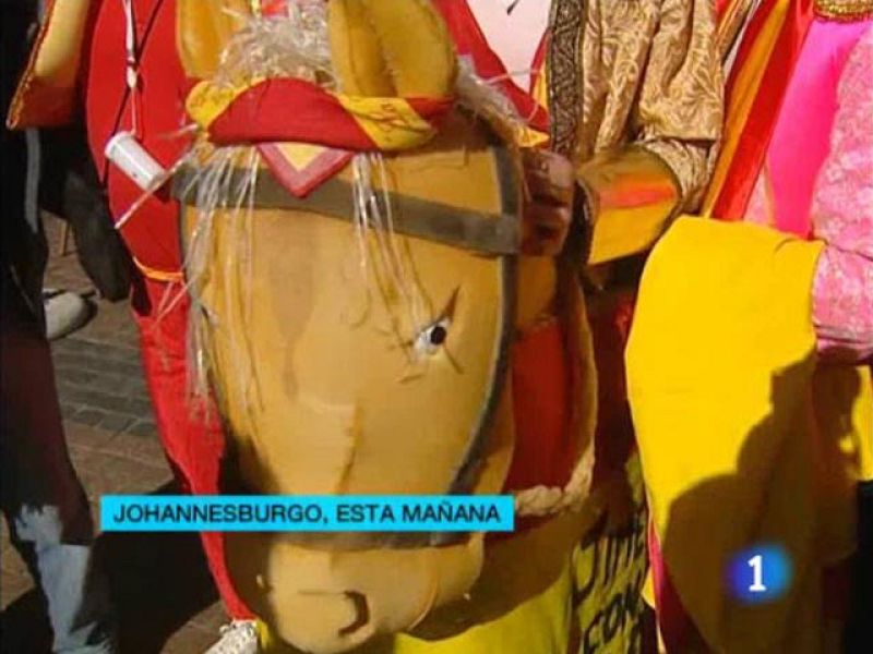 La 'marea roja' pone color a Johanesburgo | Ver